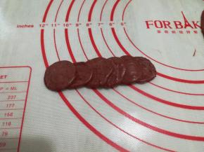 6个小面片为一组，错开叠一起，，再从一头卷起