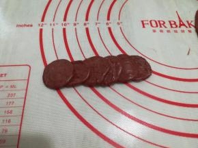 6个小面片为一组，错开叠一起，，再从一头卷起