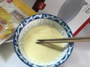 1、牛奶、鸡蛋和预拌粉混合拌匀。
