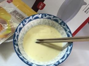1、牛奶、鸡蛋和预拌粉混合拌匀。