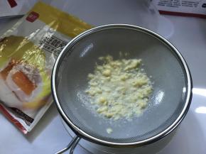 2、静置30分钟后再搅拌下过筛。过筛后加入融化后的黄油搅拌均匀。
