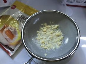 2、静置30分钟后再搅拌下过筛。过筛后加入融化后的黄油搅拌均匀。
