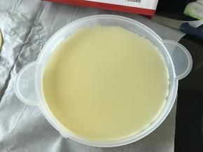 3、在班戟盘中倒入一勺面糊，均匀摊开。放入微波炉中加热1分20秒。