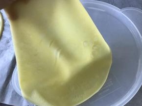 4、加热结束后把班戟皮从盘中拿出。待用。