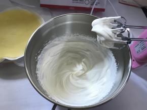 5、淡奶油加糖打发至干性。