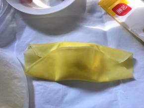 7、先把上下的皮往中间折然后再把左右的皮往中间折，就可以了。