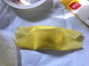 7、先把上下的皮往中间折然后再把左右的皮往中间折，就可以了。