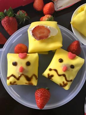 8、用巧克力酱和红色预拌粉装饰成小鸡模样。