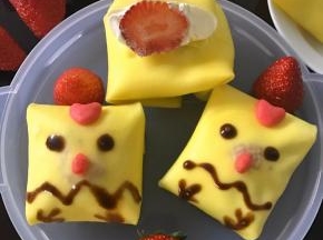 8、用巧克力酱和红色预拌粉装饰成小鸡模样。