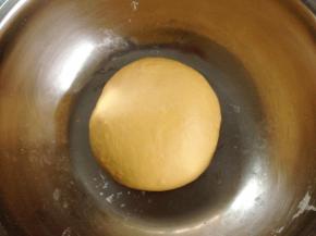 1、南瓜切块蒸熟去皮过筛后制成南瓜泥。将除黄油外的面团材料放在一起揉至表面光滑能拉出比较厚的膜。