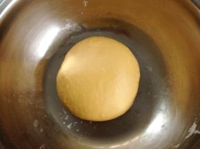 1、南瓜切块蒸熟去皮过筛后制成南瓜泥。将除黄油外的面团材料放在一起揉至表面光滑能拉出比较厚的膜。