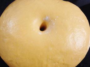 2、加入黄油揉至扩展阶段后放温暖处基础发酵。