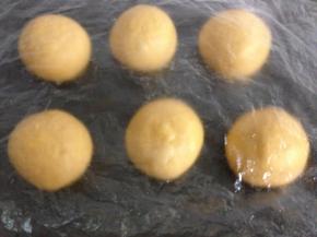 3、基础发酵结束后将面团分割成75克/个，滚圆松弛15分钟。