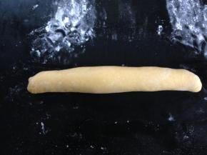 6、自上而下卷成条。