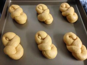 8、排放在烤盘上，在温暖处进行最后发酵，结束后放入预热好的烤箱，180度，上下火，15分钟。