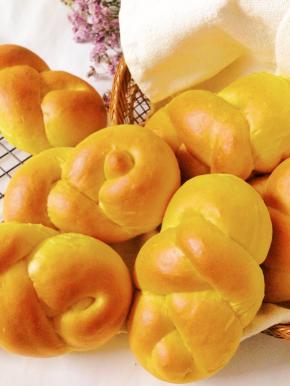 9、出炉后立即在表面刷融化黄油。