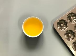 黄油隔水融化。