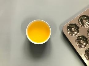 黄油隔水融化。