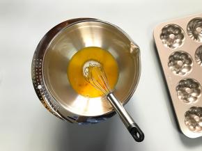 蛋液里加入细砂糖。