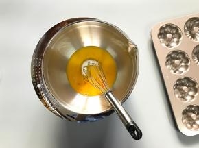 蛋液里加入细砂糖。