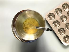 打至糖融化，蛋液变得稍粘稠样。