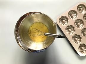 打至糖融化，蛋液变得稍粘稠样。
