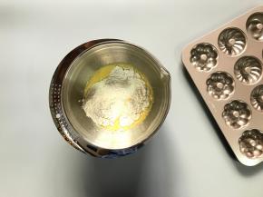 加入过筛好的粉类。