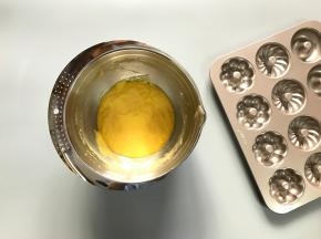 用手抽之字形搅拌均匀。