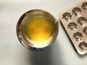 加入事先融化好的黄油，继续之字形搅拌均匀。