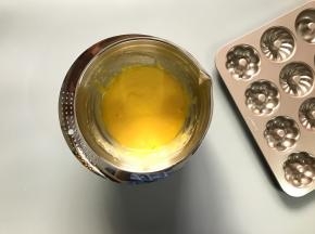 加入事先融化好的黄油，继续之字形搅拌均匀。