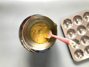 取出冷藏好的面糊，用蛋抽再次打顺滑，此时面糊已经是比较粘稠状了。