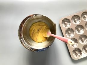 取出冷藏好的面糊，用蛋抽再次打顺滑，此时面糊已经是比较粘稠状了。