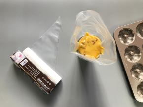 将面糊装入学厨的裱花袋。