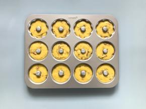 挤入模具内，大约8分满样子。