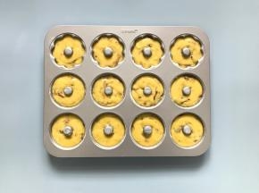 挤入模具内，大约8分满样子。