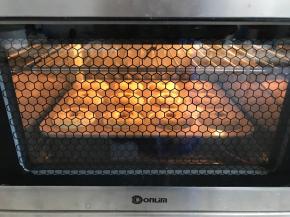 用力震几下。放入事先185度预热的烤箱，烘烤25分钟左右。（请根据自己烤箱实际情况来设置时间和温度）