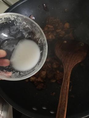 加入陈醋，然后淋入少许水淀粉勾芡