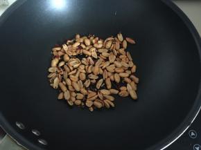 火力调制中高火，倒入植物油，放入花生米炒至花生米变色，然后倒出多余的油，放入花椒和干辣椒一起煸香后捞起备用（花椒可以挑去）