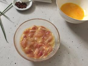 然后加入盐和生粉搅拌均匀