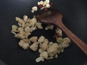 翻面使鸡肉变色捞起滤去油份备用