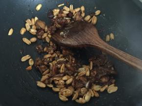 最后放入炸好的花生翻拌均匀即可