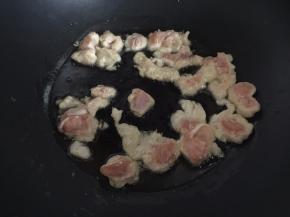 锅里加入适量植物油，待油温升至六层热时倒入鸡肉