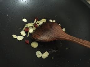 利用锅里的余油小火煸香葱、姜、蒜