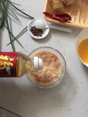 再加入适量植物油搅拌均匀，放入冰箱冷藏静置2小时