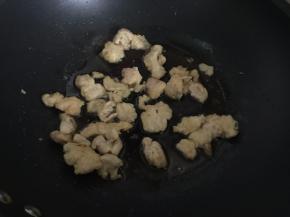 然后倒入鸡肉炒