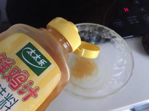 太太乐鲜鸡汁加入少许开水调制成汤汁加入鸡肉中翻炒和加入生抽、老抽、葱姜料酒、白砂糖一起翻炒