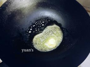 锅内放黄油，半融化即可，不要全部融化，否则油温太高，炒出洋葱发黑
