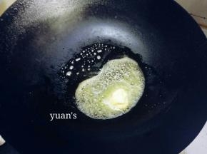 锅内放黄油，半融化即可，不要全部融化，否则油温太高，炒出洋葱发黑