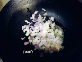 倒入洋葱，翻炒变软
