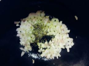 加入罗勒、欧芹、披萨草炒出香味